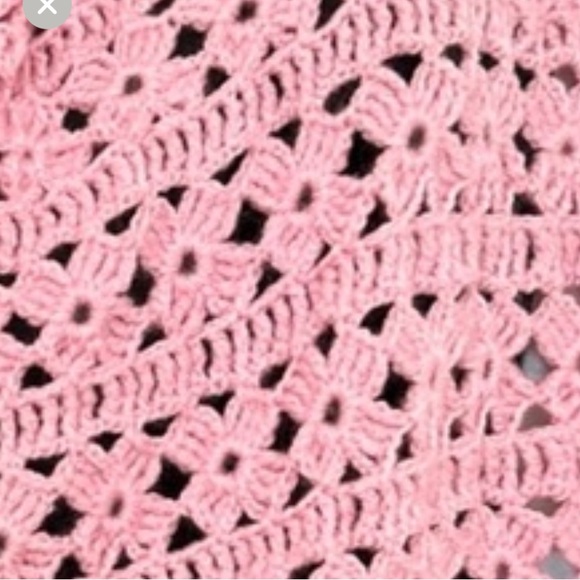 Pink crochet scarf floral design with tassels - Picture 3 of 6